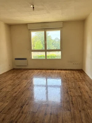 Woonkamer; houten vloer, natuurlijk licht, uitzicht