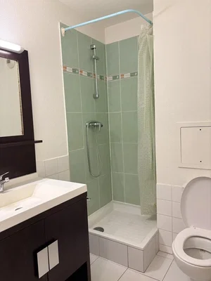 Badkamer; tegelvloer, natuurlijk licht