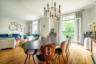 Salon; parquet, lumière naturelle, style moderne