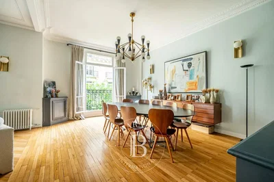 Salon; parquet, lumière naturelle, style moderne