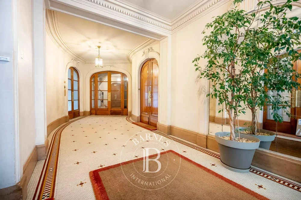 Salon; lumière naturelle, hauteur sous plafond, parquet