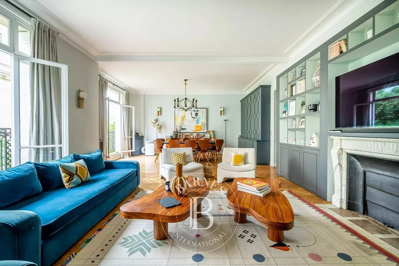 Salon; lumière naturelle, parquet, cheminée, style moderne