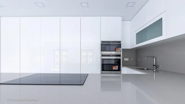 Keuken; keukenapparatuur, tegelvloer, gerenoveerd, natuurlijk licht