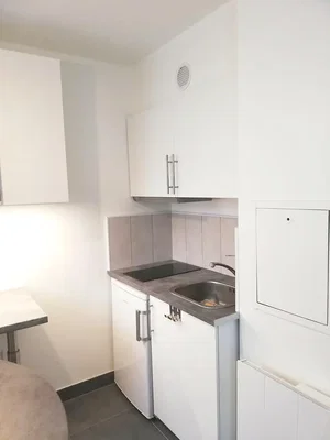 Kuhinja; pločice, kuhinjski aparati, prirodno svjetlo