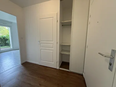 Schlafzimmer; holzboden, tageslicht