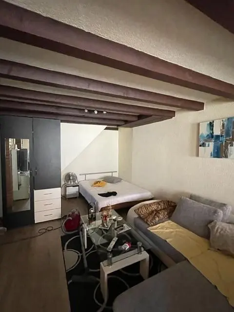 Quarto; vigas de madeira, chão de madeira, luz natural