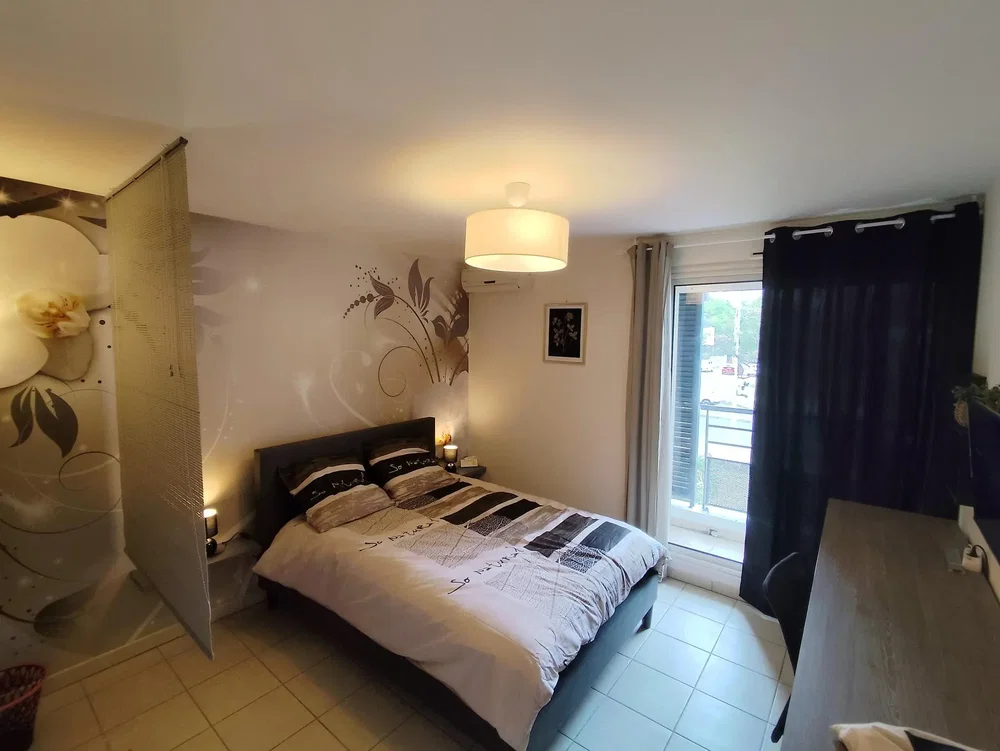 Quarto; luz natural, chão de azulejo