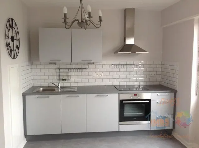 Küche; küchengeräte, fliesenboden, tageslicht, renoviert