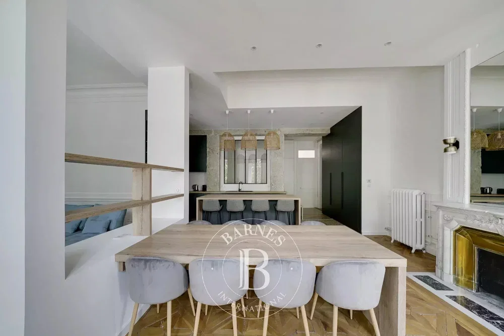 Woonkamer; houten vloer, open haard, natuurlijk licht, moderne stijl, keukenapparatuur