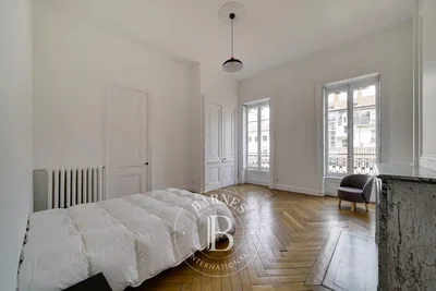 Slaapkamer; houten vloer, natuurlijk licht