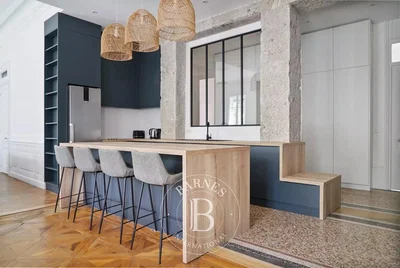 Keuken; keukenapparatuur, houten vloer, natuurlijk licht, moderne stijl