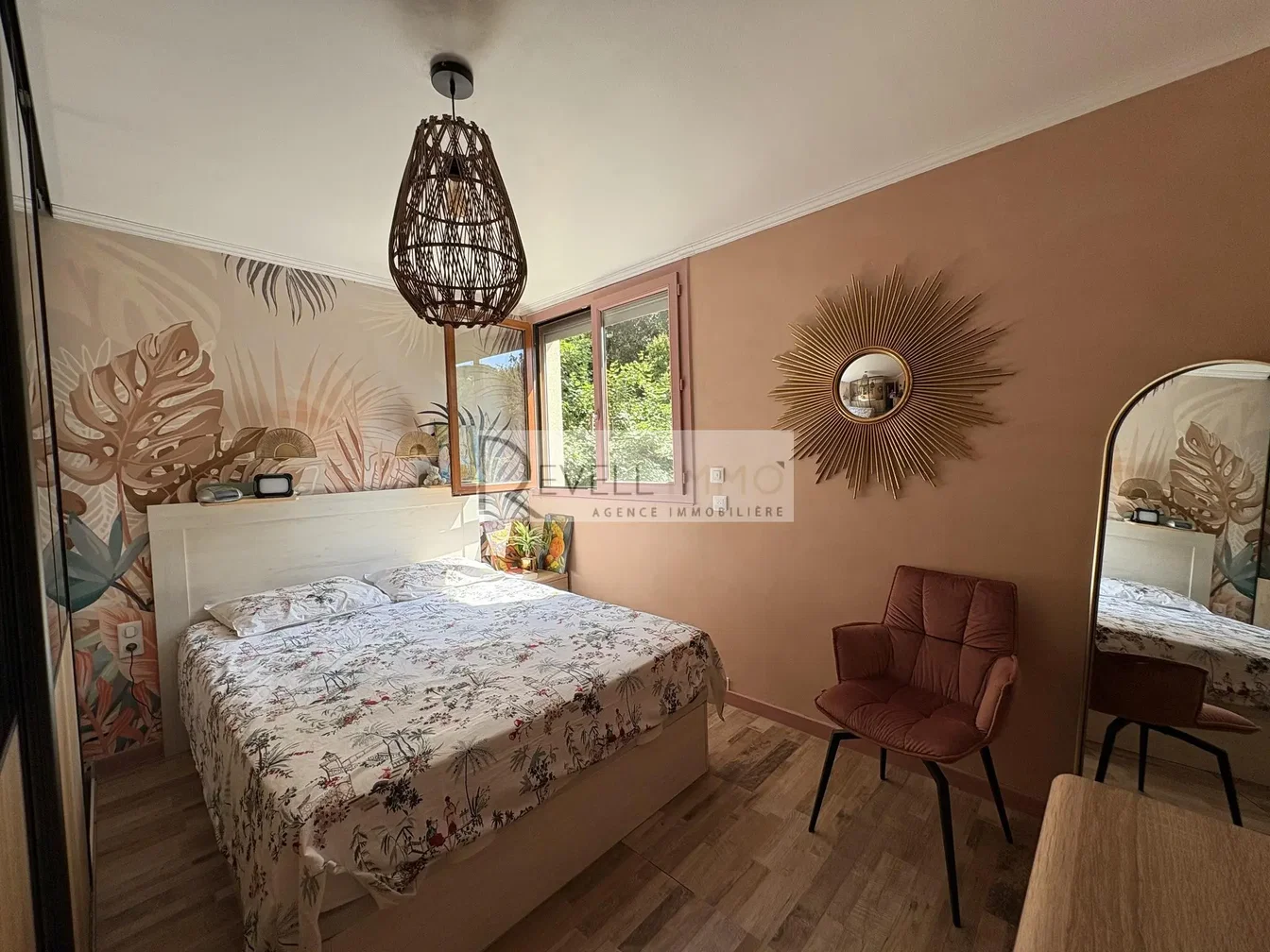 Spavaća soba; drveni pod, rustikalni stil, prirodno svjetlo