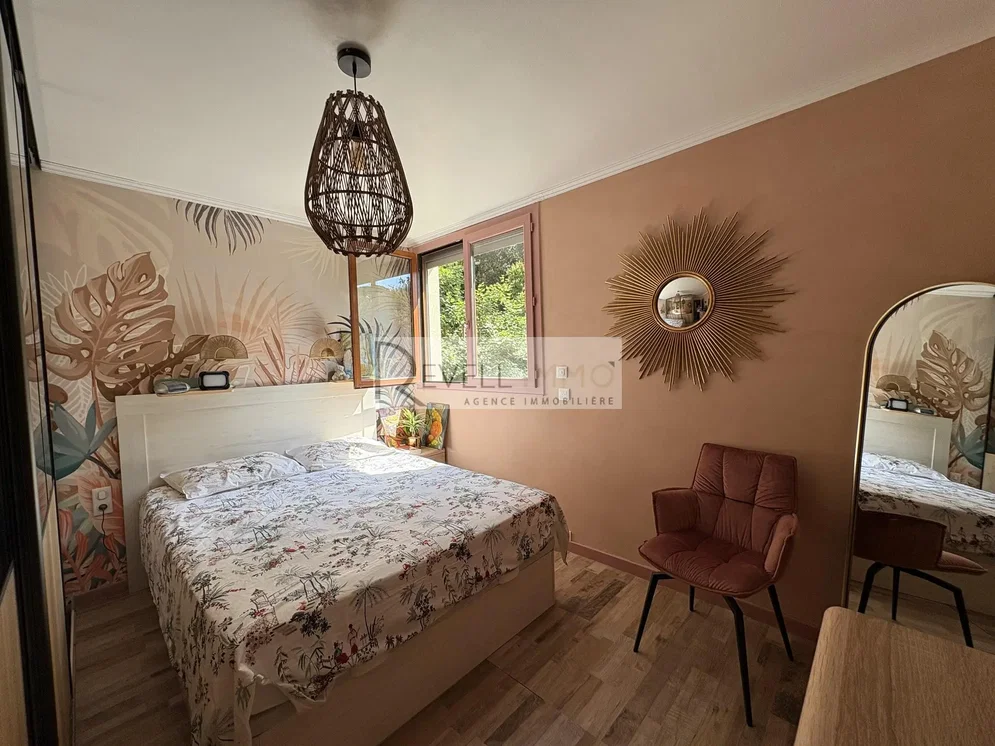 Spavaća soba; drveni pod, rustikalni stil, prirodno svjetlo