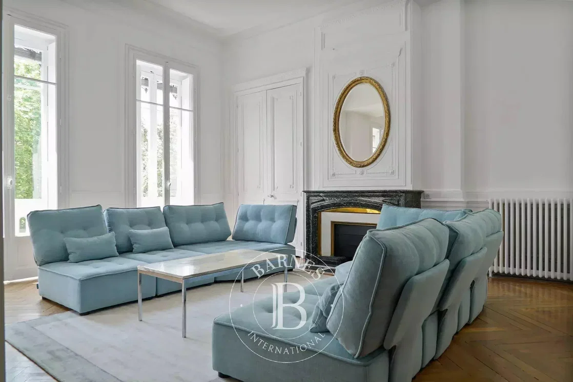 Woonkamer; natuurlijk licht, houten vloer, open haard, moderne stijl