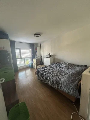 Quarto; chão de madeira, luz natural