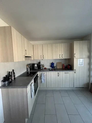 Cozinha; eletrodomésticos, chão de azulejo, luz natural