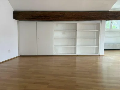 Sonstiges; holzboden, holzbalken, tageslicht