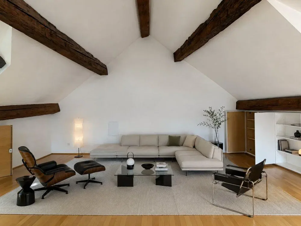 Wohnzimmer; holzbalken, holzboden, tageslicht, moderner stil