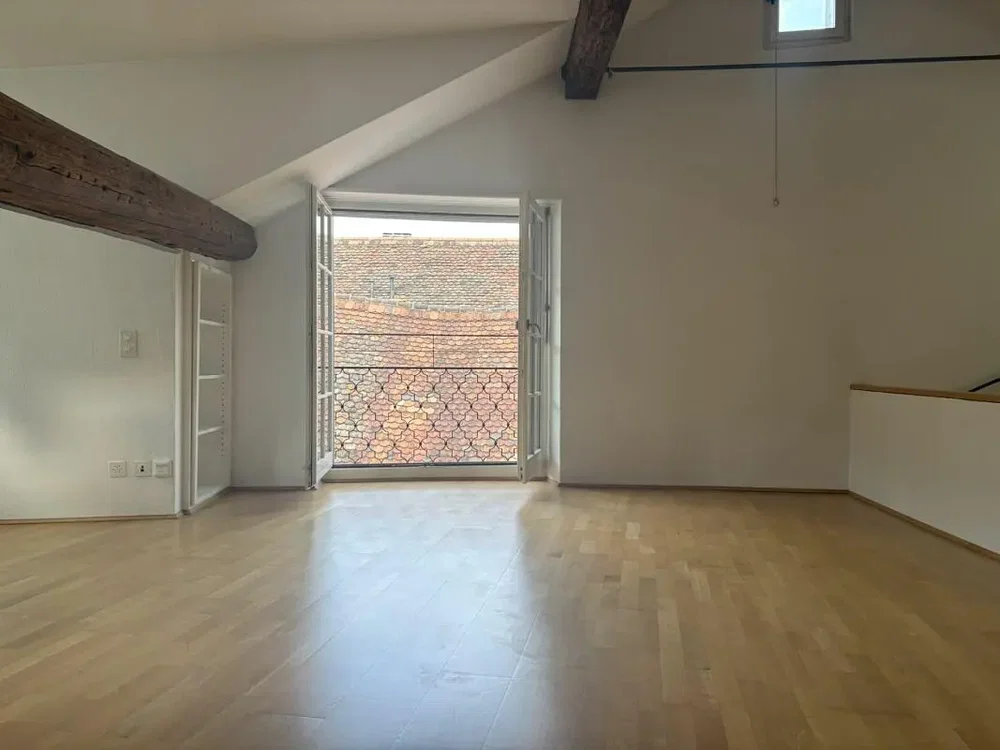 Kinderzimmer; holzboden, holzbalken, tageslicht