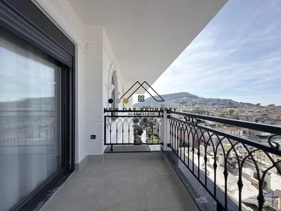 Varanda; vista, chão de azulejo