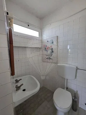 Toalet; pločice, potrebna renovacija