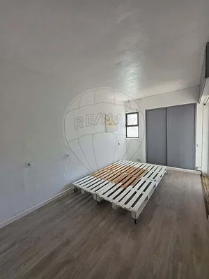 Spavaća soba; potrebna renovacija, prirodno svjetlo, drveni pod