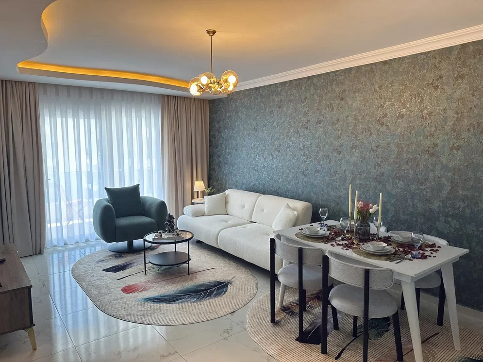 Wohnzimmer; moderner stil, fliesenboden, tageslicht, holzbalken