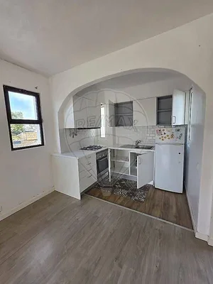 Kuhinja; kuhinjski aparati, prirodno svjetlo, pločice