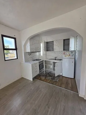 Kuhinja; kuhinjski aparati, prirodno svjetlo, pločice