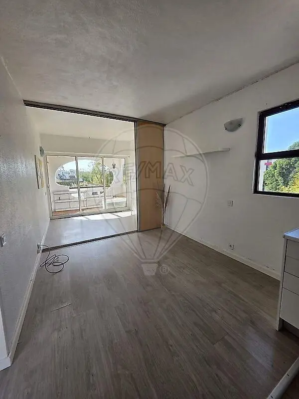 Spavaća soba; drveni pod, prirodno svjetlo, potrebna renovacija