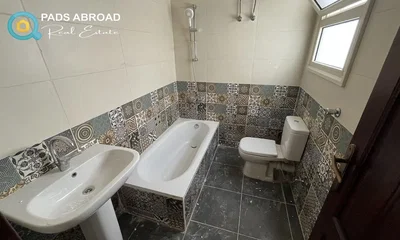 Toilette; pavimento in piastrelle, luce naturale