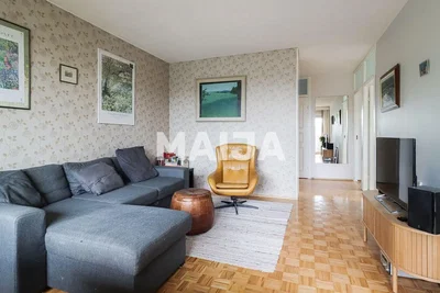Obývací pokoj; dřevěná podlaha, moderní styl, přirozené světlo