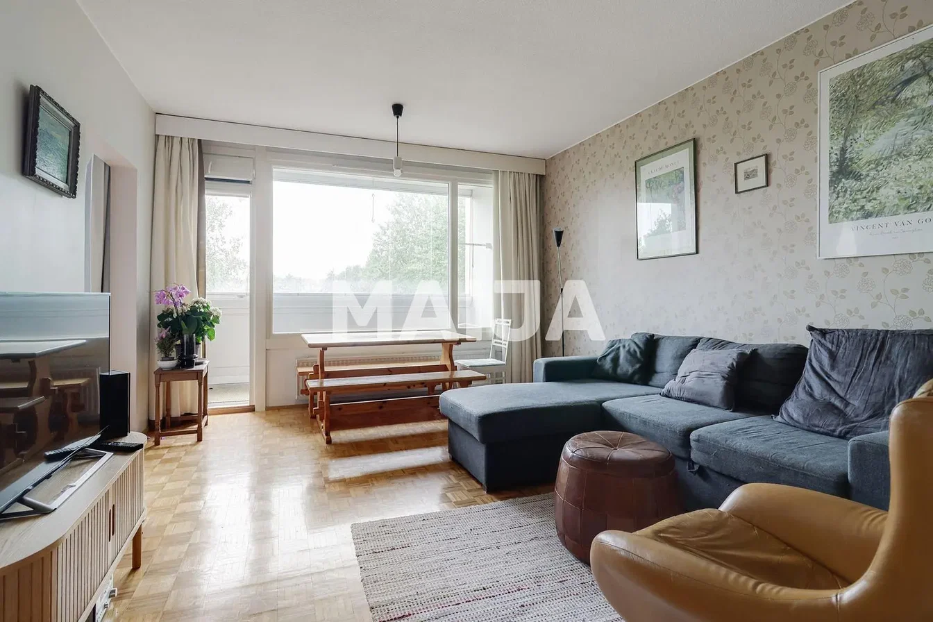 Obývací pokoj; přirozené světlo, dřevěná podlaha, moderní styl
