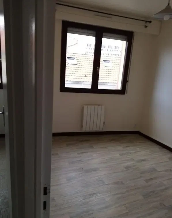 Camera da letto; pavimento in legno, luce naturale