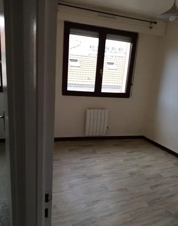 Camera da letto; pavimento in legno, luce naturale