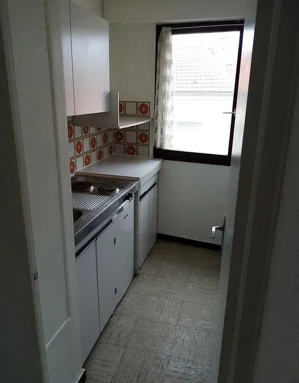 Cucina; pavimento in piastrelle, luce naturale