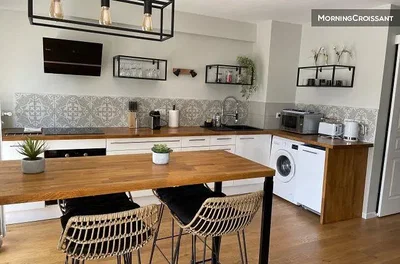Cozinha; eletrodomésticos, chão de madeira, renovado, luz natural, estilo moderno