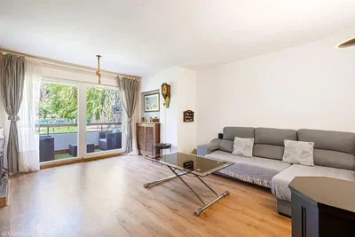 Salon; parquet, lumière naturelle, style moderne