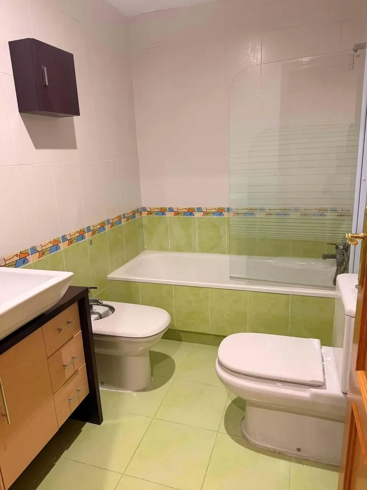 Kupaonica; pločice, potrebna renovacija