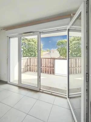 Balkon; pločice, prirodno svjetlo, pogled