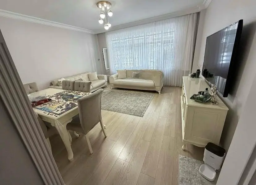 Wohnzimmer; tageslicht, moderner stil, holzboden