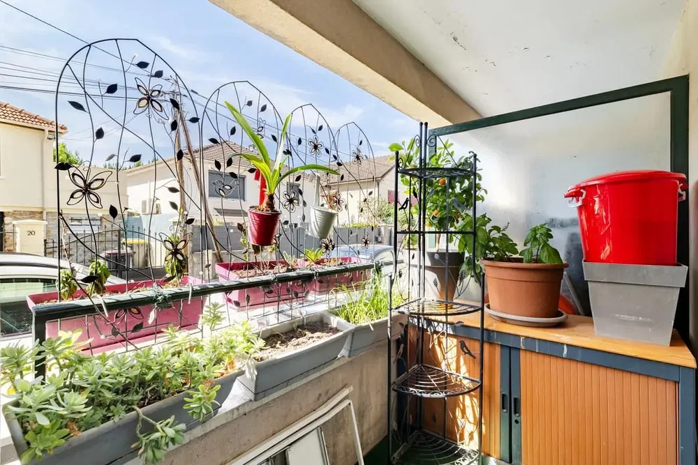 Balkon; prirodno svjetlo, biljke