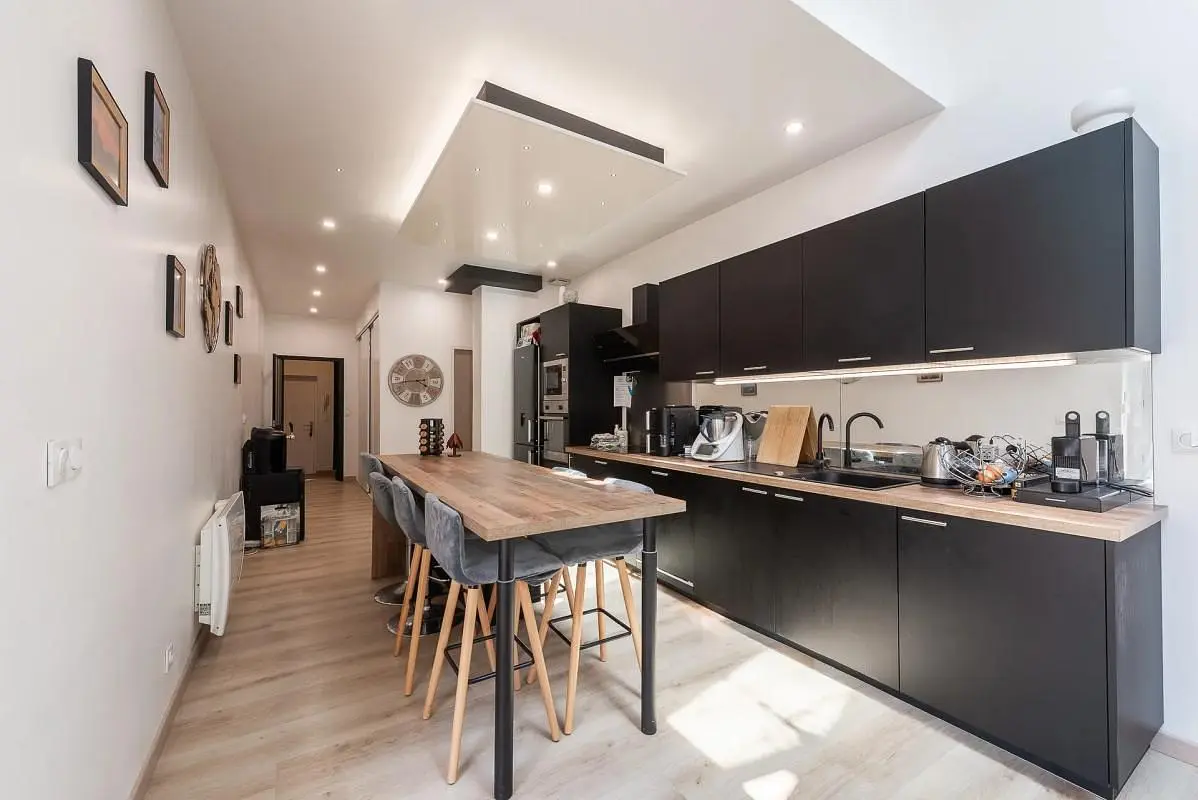 Cocina; electrodomésticos, suelo de madera, suelo de baldosas, luz natural, estilo moderno