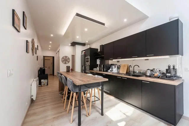 Cocina; electrodomésticos, suelo de madera, suelo de baldosas, luz natural, estilo moderno