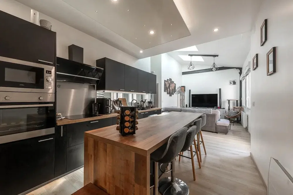 Cocina; electrodomésticos, suelo de madera, luz natural, estilo moderno