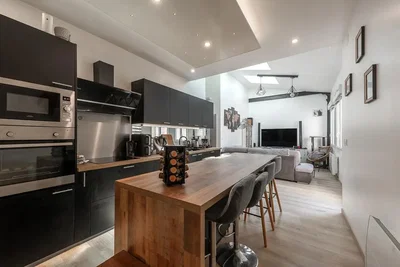 Cocina; electrodomésticos, suelo de madera, luz natural, estilo moderno