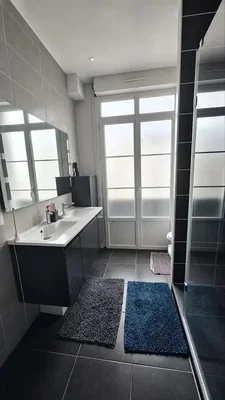 Badezimmer; fliesenboden, tageslicht
