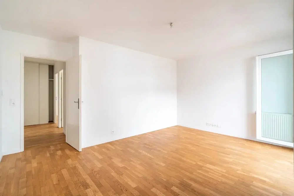 Wohnzimmer; holzboden, tageslicht