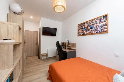 Dormitorio; suelo de madera, luz natural, estilo moderno