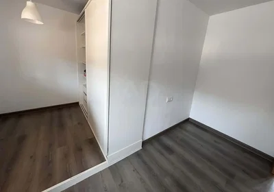 Schlafzimmer; holzboden, tageslicht